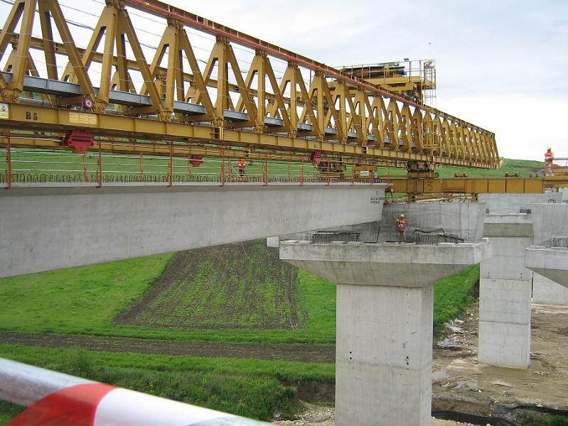 27_FIRS U-BEAM LAUNCHING AT KM 29+702.jpg